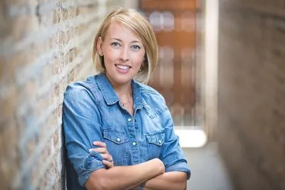 On-location headshot in downtown urban setting