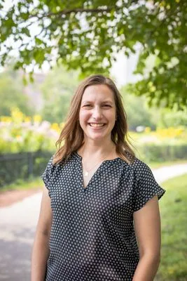 Headshot in Chicago park with natural light